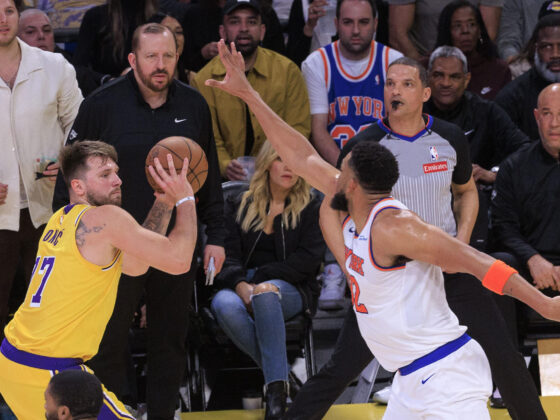 Luka Doncic (i) de Los Angeles Lakers intenta lanzar a canasta ante la oposición de Karl-Anthony Towns de los New York Knicks en un partido de la NBA este jueves en el Crypto.com Arena en Los Ángeles, California (EE.UU.). EFE/Javier Rojas