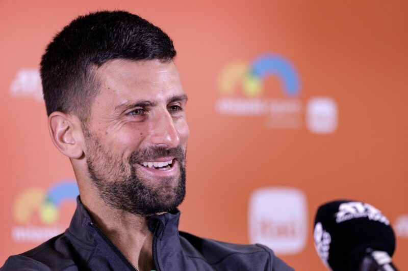 El tenista serbio Novak Djokovic habla en rueda de prensa luego de las semifinales del Miami Open. EFE/CRISTOBAL HERRERA-ULASHKEVICH