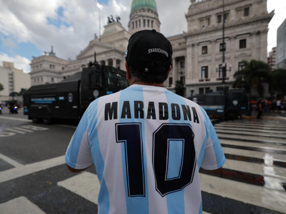 Imagen de un hombre con una camiseta de Diego Armando Maradona. EFE/ Juan Ignacio Roncoroni