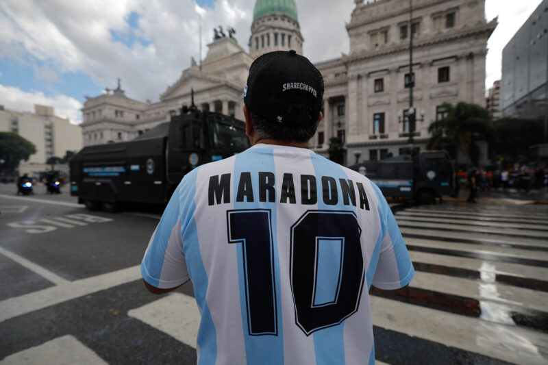 Imagen de un hombre con una camiseta de Diego Armando Maradona. EFE/ Juan Ignacio Roncoroni