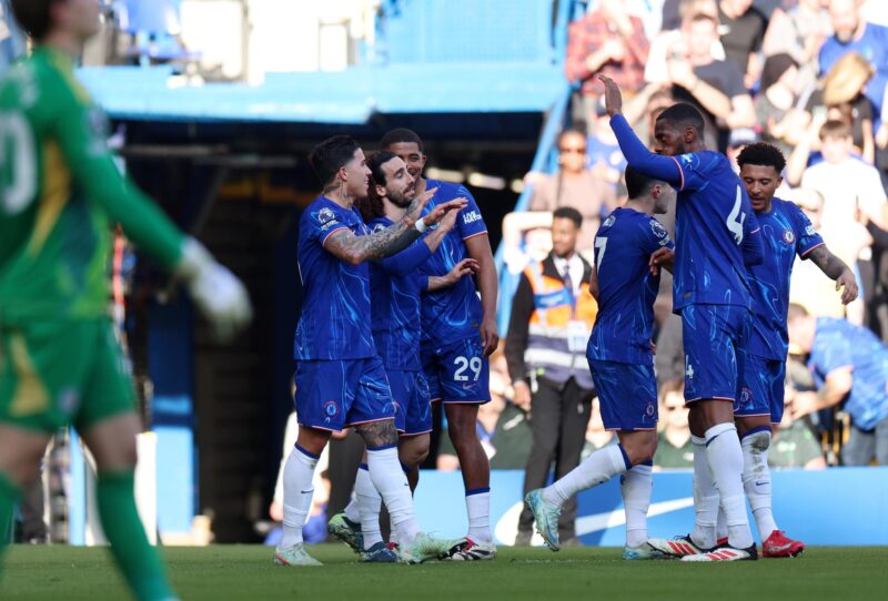 Los picks del Chelsea vs Tottenham de la Premier League El jugador del Chelsea Marc Cucurella (2I) celebra el 1-0 con sus compañeros durante el partido de la Premier League que han jugado Chelsea FC y Leicester City en Stamford Bridge en Londres, Reino Unido, Londres. EFE/EPA/ANDY RAIN