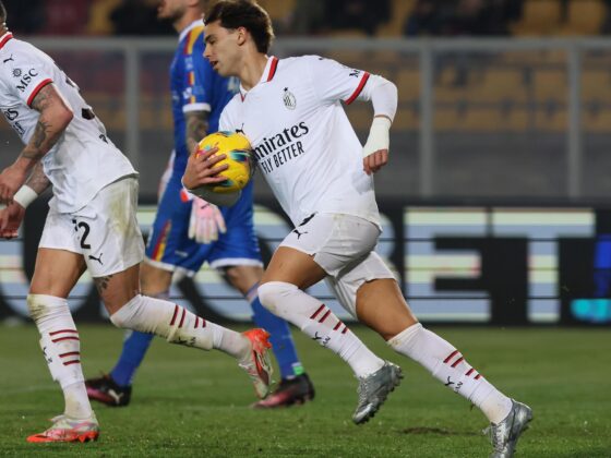 El jugador del AC Milan Christian Pulisic celebra el gol de penalti durante el partido de la Serie A que han jugado US Lecce y AC Milan en el Via del Mare stadium en Lecce, Italia. EFE/EPA/ABBONDANZA SCURO LEZZI
