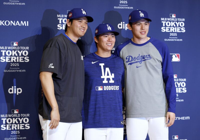 MLB: Los picks de Los Angeles Dodgers vs Chicago Cubs Shohei Ohtani, Yoshinobu Yamamoto y Roki Sasakide, de Los Angeles Dodgers, durante la rueda de prensa de este viernes en Tokio. EFE/EPA/FRANCK ROBICHON