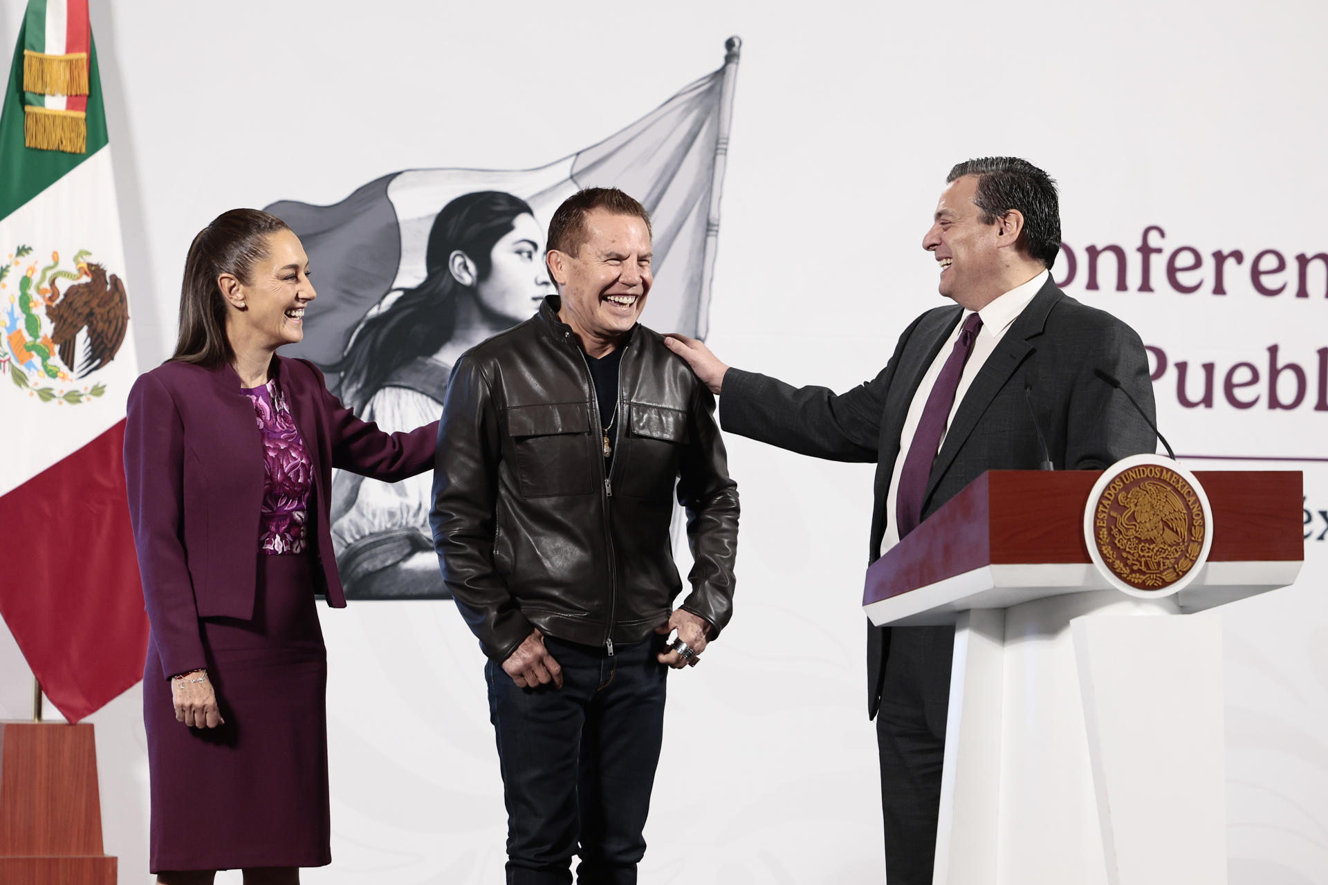 Julio César Chávez protagonizará una clase nacional de boxeo en Méxic La presidenta de México, Claudia Sheinbaum (i), el exboxeador Julio César Chávez (c) y el presidente del Consejo Mundial de Boxeo, Mauricio Sulaimán (d), participan en una rueda de prensa este viernes, en el Palacio nacional, en Ciudad de México (México). EFE/José Méndez