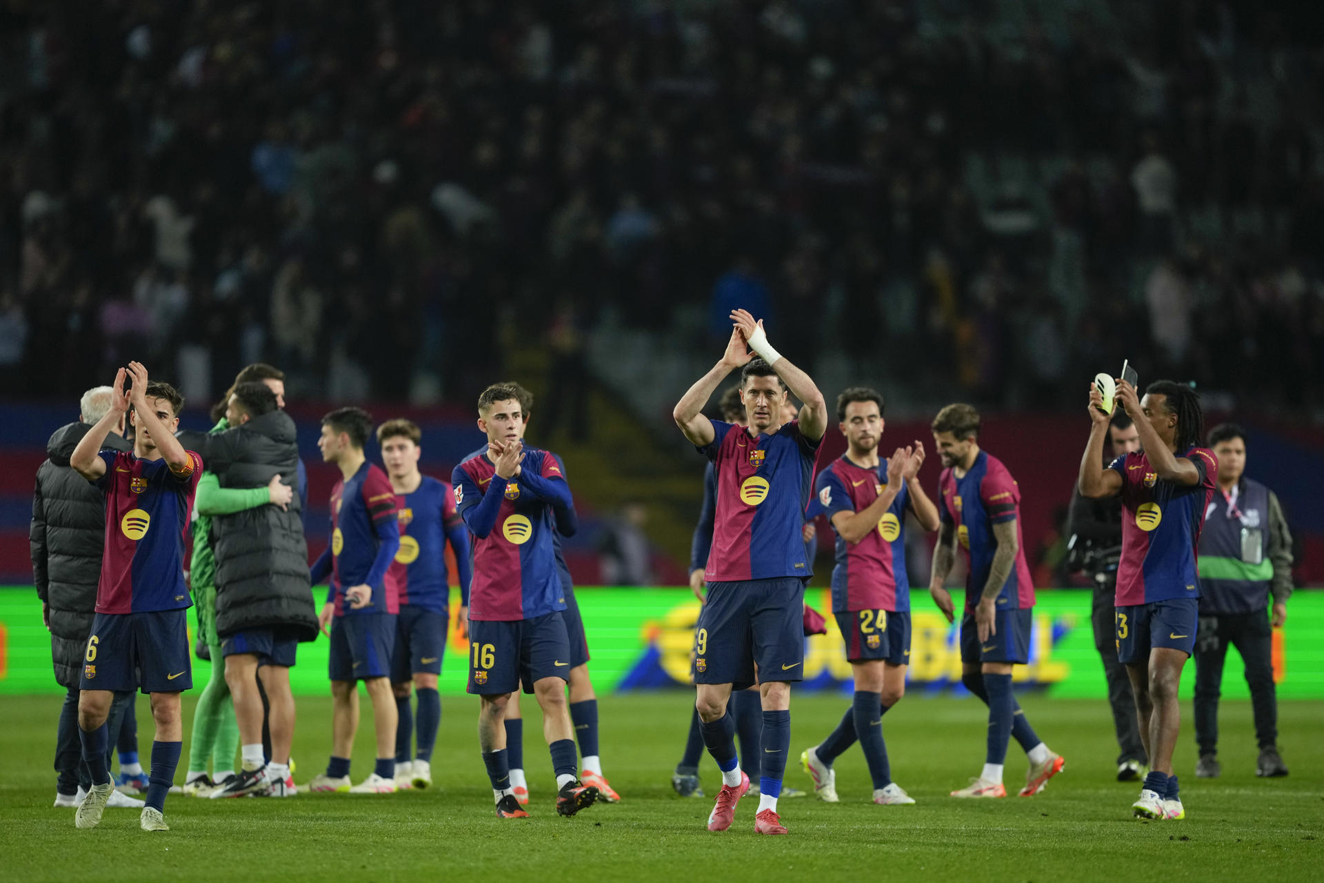Los jugadores del FC Barcelona celebran la victoria con la afición tras el partido de la jornada 27 de LaLiga que FC Barcelona y Atlético Osasuna disputaron hoy jueves en el Estadio Olímpico Lluís Companys. EFE/Alejandro García 