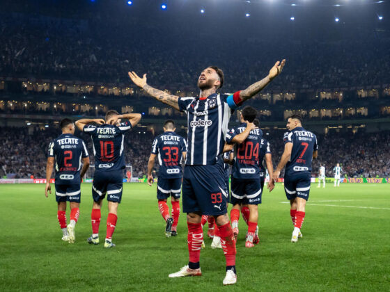 Sergio Ramos (c), deL Rayados de Monterrey, celebra un gol ante Santos durante un partido de la Liga MX en el estadio BBVA en Monterrey (México). EFE/ Miguel Sierra