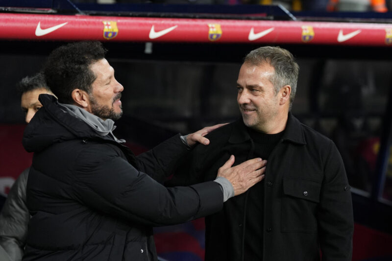 Ferran Torres manda al FC Barcelona a la final de la Copa del Rey El entrenador del Barcelona, el alemán Hansi Flick (d) saluda al del Atlético de Madrid, el argentino Diego Simeone. EFE/Siu Wu