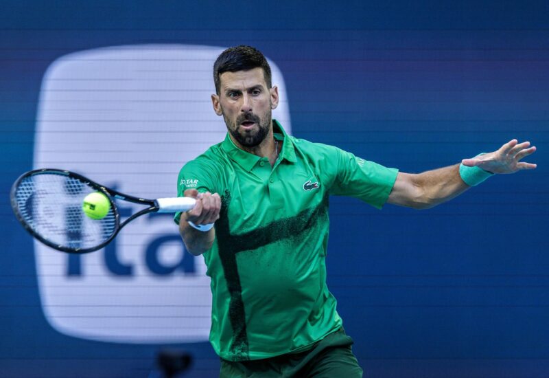 El serbio Novak Djokovic en acción contra el estadounidense Sebastian Korda durante los Cuartos de Final de Individuales Masculinos en el torneo de tenis Miami Open 2025, en Miami, Florida, EE. UU., 27 de marzo de 2025. (Tenis) EFE/EPA/CRISTOBAL HERRERA-ULASHKEVICH