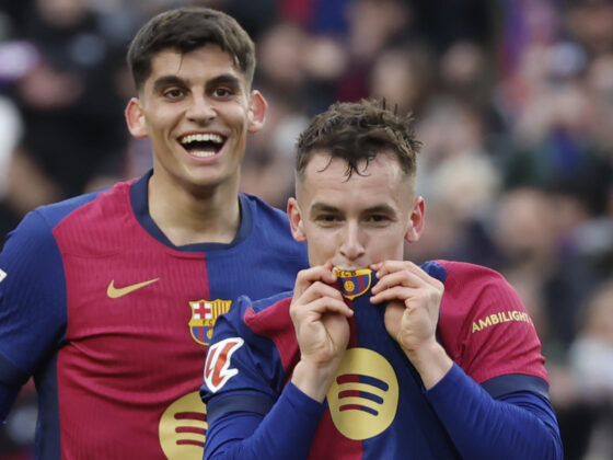 El centrocampista del FC Barcelona Marc Casadó (d) celebra tras marcar el 2-0 contra la Real Sociedad. EFE/ Andreu Dalmau