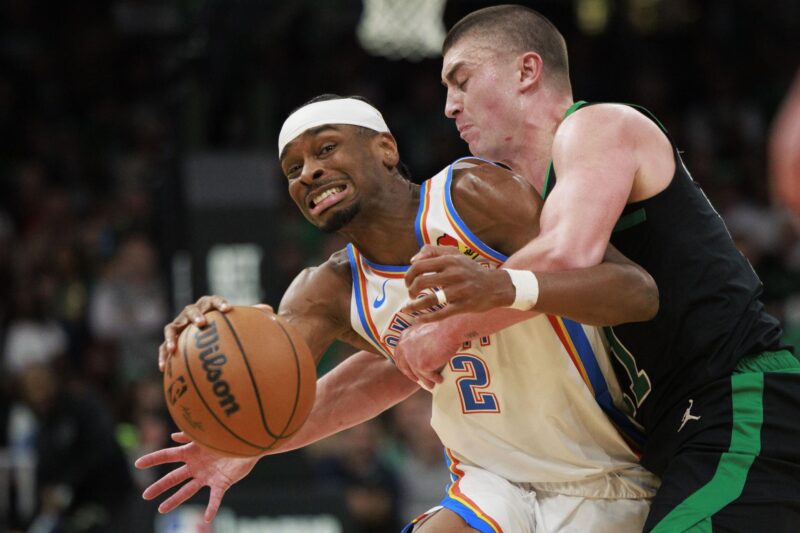 El escolta de Boston Celtics, Payton Pritchard, choca con el escolta de Oklahoma City Thunder, Shai Gilgeous-Alexander (i), durante el partido jugado este miércoles. EFE/EPA/CJ GUNTHER
