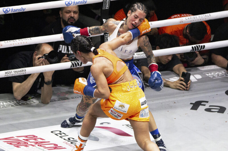 La canadiense Sara Bailey (delante) golpea a la española Cristina Navarro durante la pelea por retener el título mundial del peso minimosca de la World Boxing Association (WBA) disputada en Toronto.EFE/ Julio César Rivas
