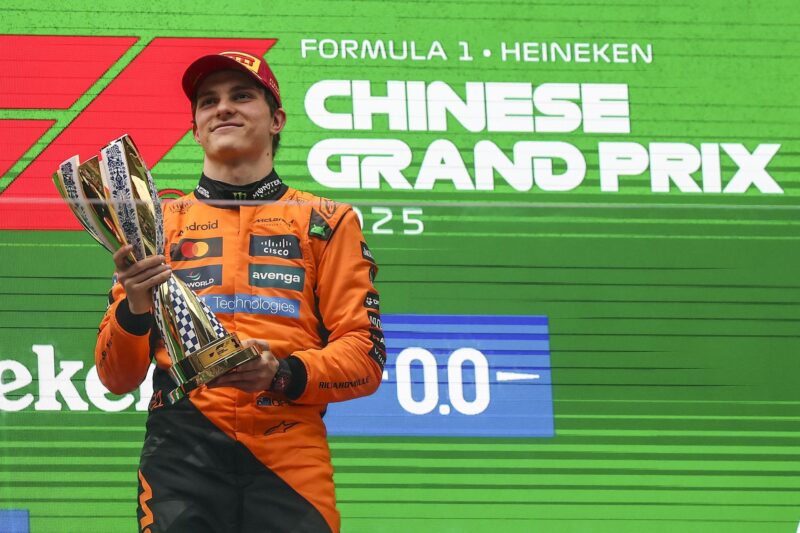 Oscar Piastri posa con el trofeo de campeón del Gran Premio de China de Fórmula 1. EFE/EPA/ALEX PLAVEVSKI