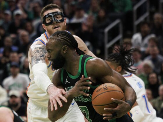 El pívot de los Oklahoma City Thunder, Isaiah Hartenstein (i), presiona en defensa al escolta de Boston Celtics, Jaylen Brown (d) durante el partido jugado este miércoles. EFE/EPA/CJ GUNTHER