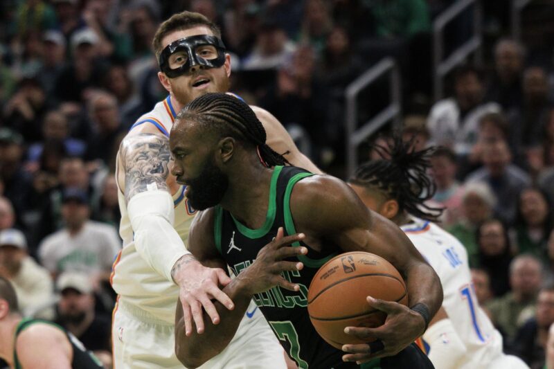 El pívot de los Oklahoma City Thunder, Isaiah Hartenstein (i), presiona en defensa al escolta de Boston Celtics, Jaylen Brown (d) durante el partido jugado este miércoles. EFE/EPA/CJ GUNTHER