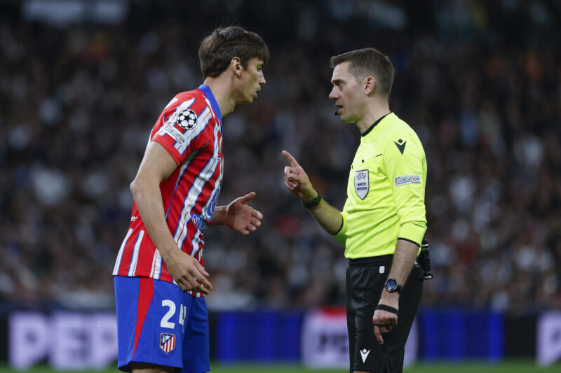 Mundial de Clubes 2025: Árbitros portarán cámaras en el cuerpo El árbitro francés Clement Turpin, que dirigirá la vuelta de octavos entre el Athletic y el Roma, conversa con el defensa Robin Le Normand, en el partido de ida de octavos de la Liga de Campeones que disputaron la semana pasada el Real Madrid y el Atlético. EFE / Juanjo Martín.