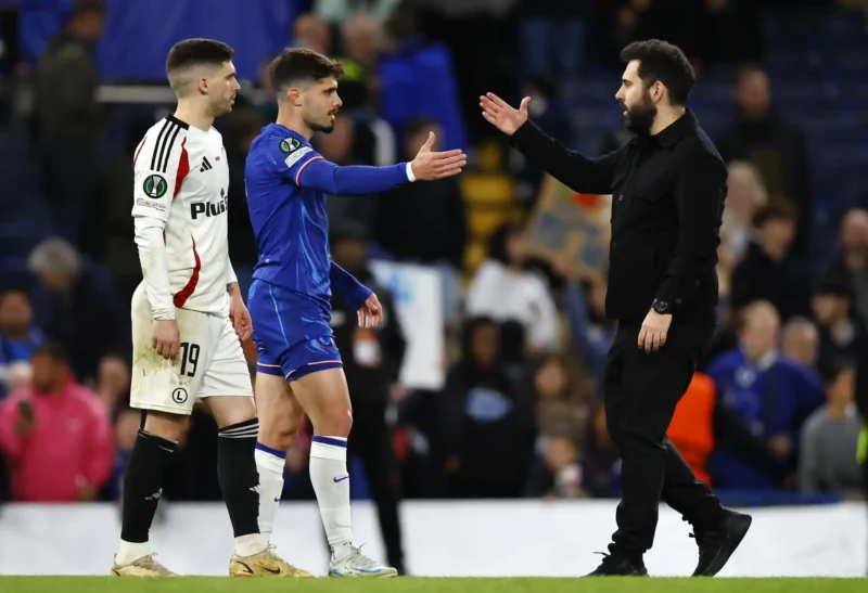 LONDON (United Kingdom), 17/04/2025.- Legia head coach Goncalo Feio (R) shakes hands with Chelsea’s Pedro Neto (C) after the UEFA Europa Conference League quarter-finals 2nd leg soccer match between Chelsea FC and Legia Warsaw in London, Britain, 17 April 2025. (Reino Unido, Londres, Varsovia) EFE/EPA/TOLGA AKMEN