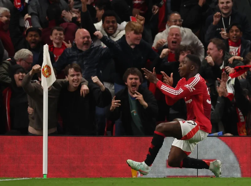 MANCHESTER (United Kingdom), 17/04/2025.- Kobbie Mainoo of Manchester United (C) reacts after he scores the 4-4 goal during the UEFA Europa League quarter-finals 2nd leg soccer match between Manchester United and Olympique Lyonnais, in Manchester, Britain, 17 April 2025. (Reino Unido) EFE/EPA/ADAM VAUGHAN