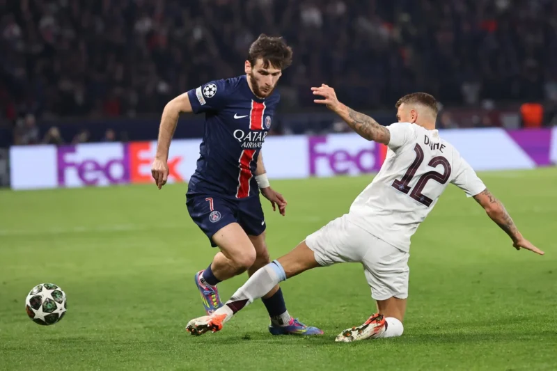 PARIS (France), 09/04/2025.- Khvicha Kvaratskhelia (L) of PSG and Lucas Digne of Villa in action during the UEFA Champions League quarter-finals 1st leg soccer match between Paris Saint-Germain and Aston Villa, in Paris, France, 09 April 2025. (Liga de Campeones, Francia) EFE/EPA/CHRISTOPHE PETIT TESSON