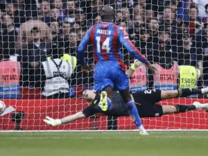 LONDON (United Kingdom), 26/04/2025.- Aston Villa's goalkeeper Emiliano Martinez in action during the English FA Cup semi final soccer match between Crystal Palace and Aston Villa, in London, Britain, 26 April 2025. (Reino Unido, Londres) EFE/EPA/TOLGA AKMEN EDITORIAL USE ONLY.
