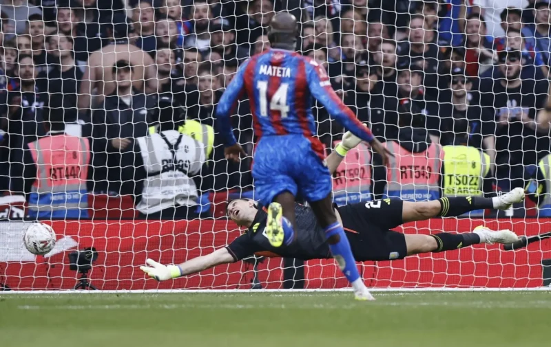 LONDON (United Kingdom), 26/04/2025.- Aston Villa's goalkeeper Emiliano Martinez in action during the English FA Cup semi final soccer match between Crystal Palace and Aston Villa, in London, Britain, 26 April 2025. (Reino Unido, Londres) EFE/EPA/TOLGA AKMEN EDITORIAL USE ONLY.
