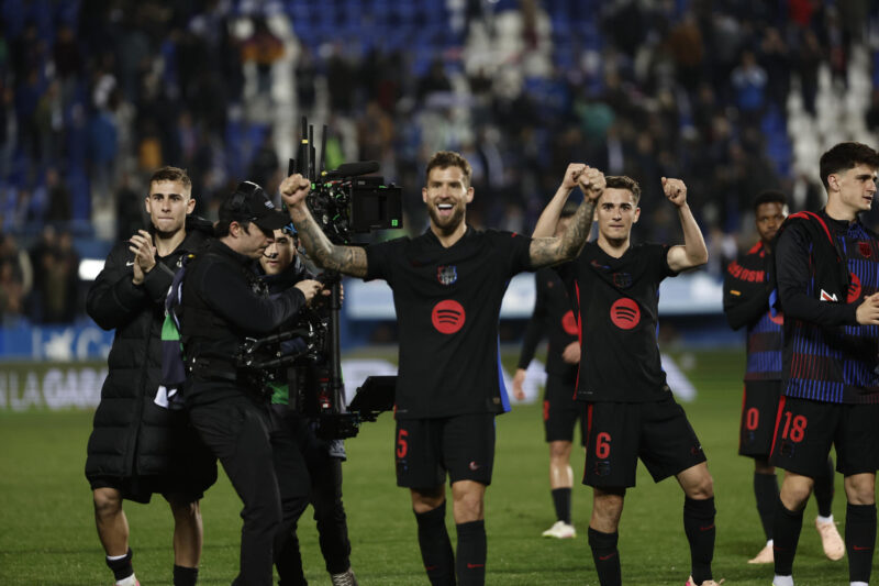 LEGANÉS (MADRID), 12/04/2025.- Los jugadores del Barcelona celebran la victoria ante el Leganés, al término del partido de la jornada 31 de LaLiga EA Sports que CD Leganés y FC Barcelona disputan este sábado en el estadio de Butarque. EFE/Sergio Pérez