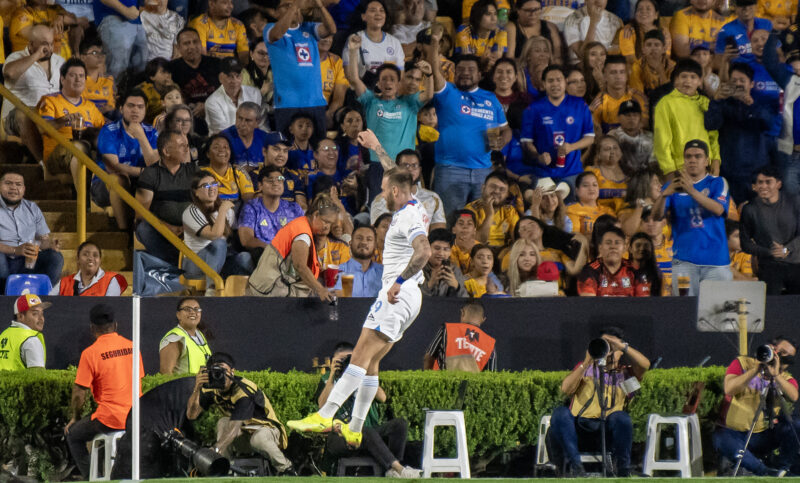 Tigres y Cruz Azul igualan 1-1 en el arranque de las semifinales Tigres y Cruz Azul igualan 1-1 en el arranque de las semifinales