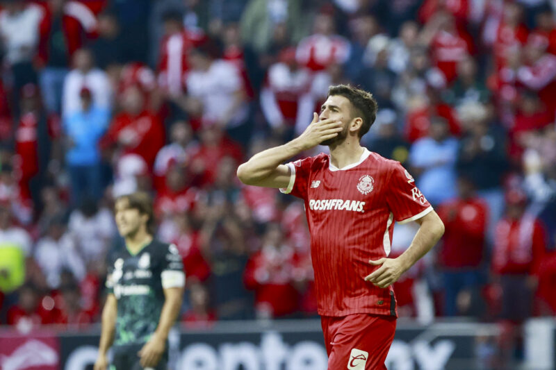 Toluca derrota al Santos y empata con el América en la cima