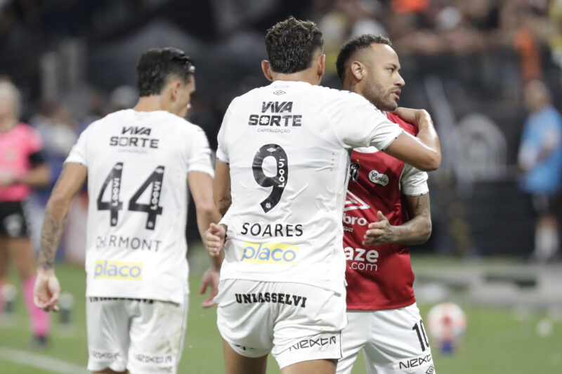 Neymar y Tiquinho Soares de Santos celebran un gol, en un partido del campeonato Paulista entre Club Corinthians y Santos Futebol. EFE/ Sebastiao Moreira