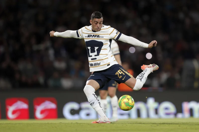 Nueva equipación de PUMAS 25/26: reflejo de garra, pasión y entrega MEX036. CIUDAD DE MÉXICO (MÉXICO), 16/04/2025.- Rogelio Funes Mori de Pumas controla un balón ante Santos este miércoles, durante un juego por la jornada 16 del torneo Clausura 2025 de la Liga MX celebrado en el estadio Olímpico Universitario de Ciudad de México (México). EFE/ Isaac Esquivel