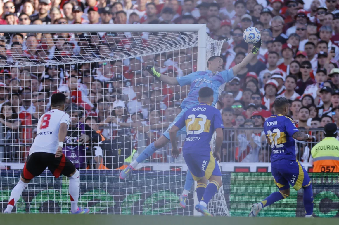 AME2925. BUENOS AIRES (ARGENTINA), 27/04/2025.- Agustín Marchesín (c-arriba) de Boca Juniors atrapa el balón este domingo, durante un partido del Torneo Apertura de la Liga de Argentina entre River Plate y Boca Juniors en el estadio Monumental en Buenos Aires (Argentina). EFE/ Juan Ignacio Roncoroni