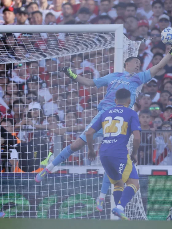 AME2925. BUENOS AIRES (ARGENTINA), 27/04/2025.- Agustín Marchesín (c-arriba) de Boca Juniors atrapa el balón este domingo, durante un partido del Torneo Apertura de la Liga de Argentina entre River Plate y Boca Juniors en el estadio Monumental en Buenos Aires (Argentina). EFE/ Juan Ignacio Roncoroni