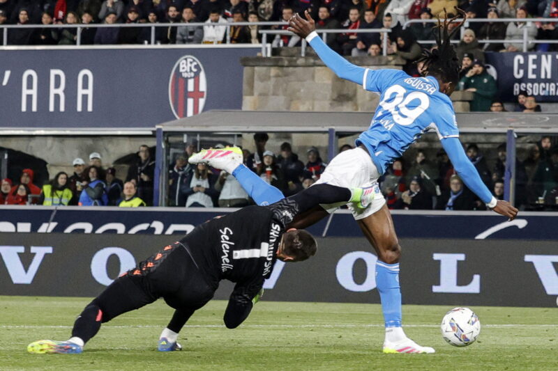 Bologna consigue un empate que pone en aprietos al Napoli Bologna consigue un empate que pone en aprietos al Napoli