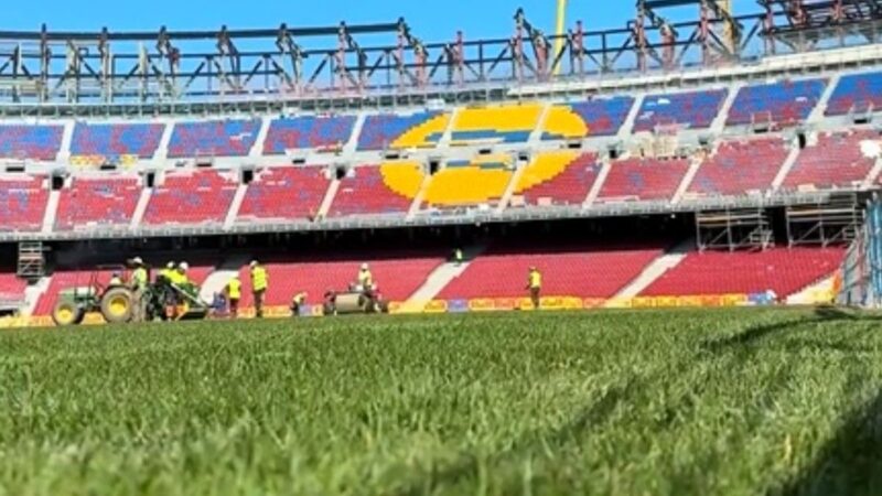 El Camp Nou sigue avanzando y ya tiene nuevo césped