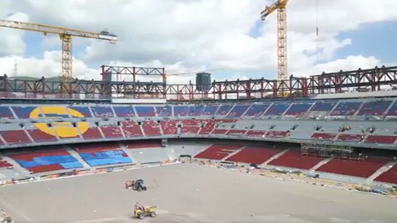 El Camp Nou sigue avanzando y ya tiene nuevo césped