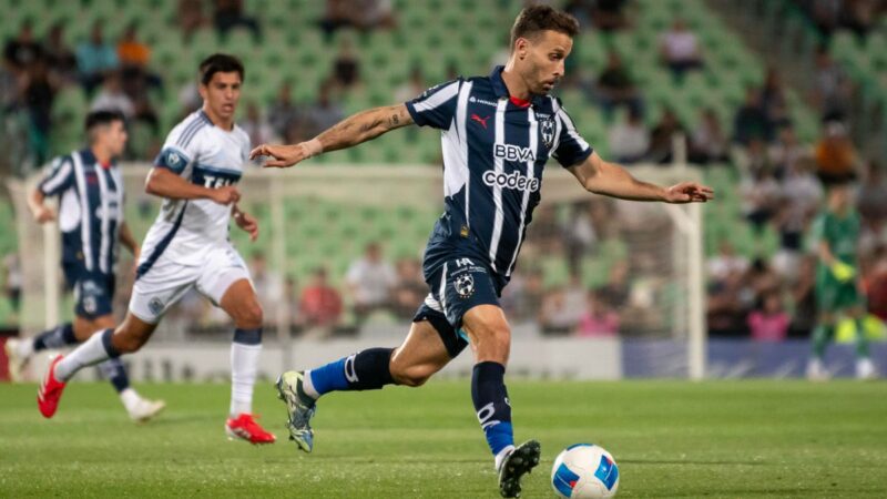 Sergio Canales patea una puerta y termina con un corte en la pierna