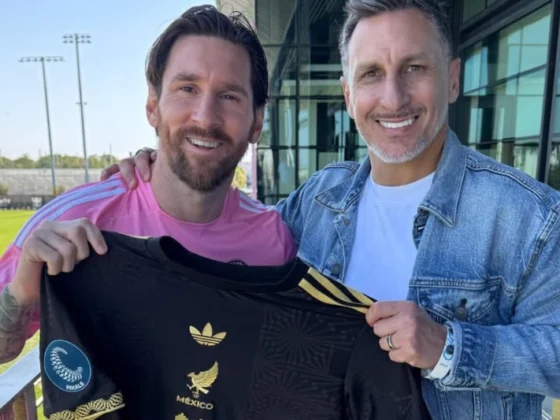 Lionel Messi recibe especial visita y posa con la playera de México