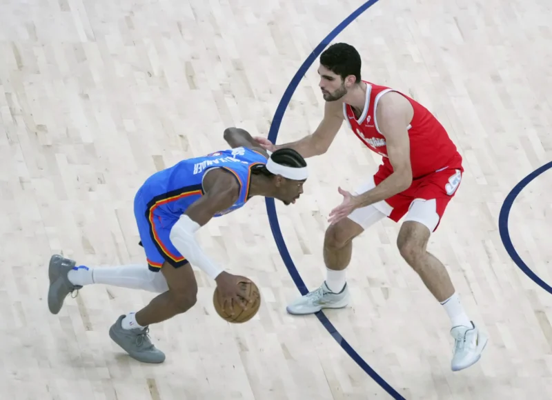 Oklahoma City Thunder y 'SGA' barren a los Grizzlies en primera ronda AME2730. MEMPHIS (ESTADOS UNIDOS), 26/04/2025.- Santi Aldama (d) de Memphis disputa el balón con Shai Gilgeous- Alexander de Oklahoma City Thunder durante el partido entre Memphis Grizzlies y Oklahoma Thunder este sábado, en el FedEx Forum en Memphis (Estados Unidos). EFE/ Karen Pulfer Focht
