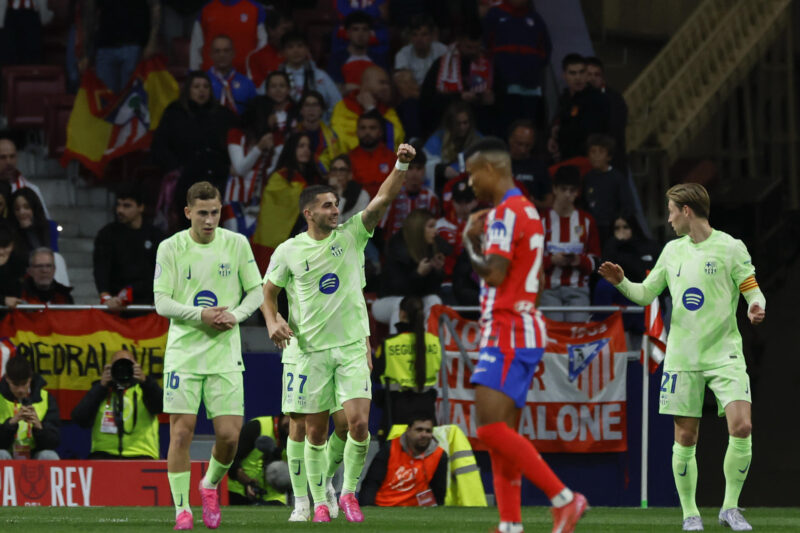 MADRID, 02/04/2025.- Los jugadores del FC Barcelona celebran su primer gol durante el encuentro correspondiente a la vuelta de las semifinales de la Copa del Rey que disputan hoy miércoles Atlético de Madrid y FC Barcelona en el estadio Metropolitano, en Madrid. EFE / JUANJO MARTIN