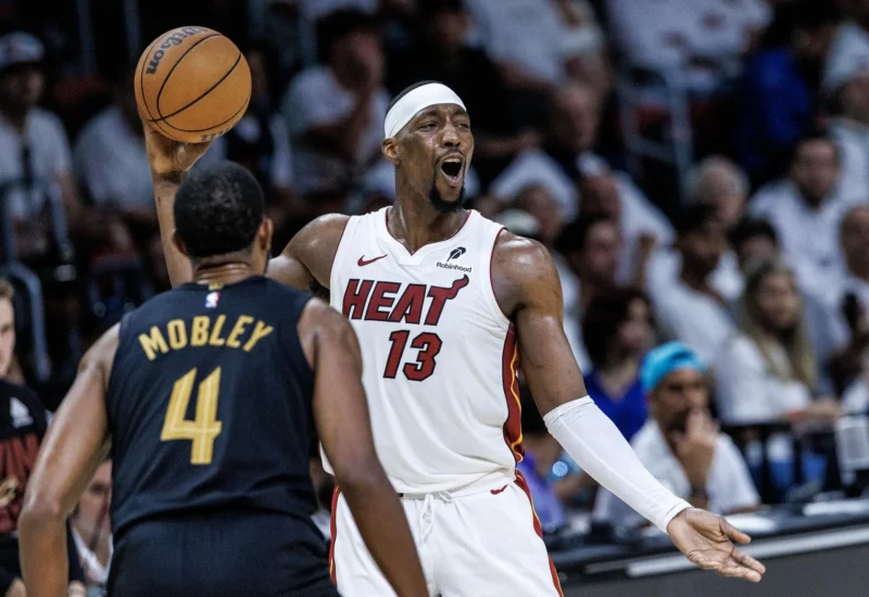 MIAMI (United States), 26/04/2025.- Miami Heat center Bam Adebayo (R) in action against Cleveland Cavaliers Center Evan Mobley during the NBA Basketball Playoffs Round 1 game 3 match between the Miami Heat and the Cleveland Cavaliers at the Kaseya Center in Miami, Florida, USA, 26 April 2025. (Baloncesto) EFE/EPA/CRISTOBAL HERRERA-ULASHKEVICH SHUTTERSTOCK OUT