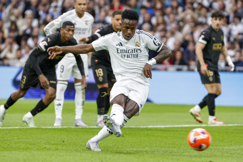 Vinícius Jr. y el Bernabéu: un distanciamiento que preocupa MADRID, 05/04/2025.- El delantero del Real Madrid Vinicius lanza un penalti durante el partido de LaLiga entre el Real Madrid y el Valencia C.F., disputado este sábado en el estadio Santiago Bernabéu en Madrid. EFE/Chema Moya