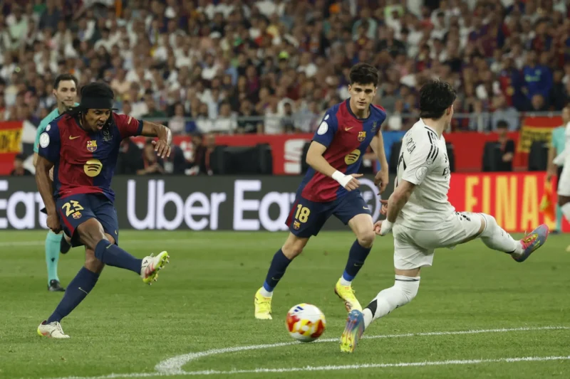 SEVILLA, 26/04/2025.- El defensa del FC Barcelona Jules Koundé (i) dispara a puerta para marcar el tercer gol blaugrana durante la final de la Copa del Rey que disputan Real Madrid y FC Barcelona hoy sábado en el estadio de La Cartuja, en Sevilla. EFE/Julio Muñoz