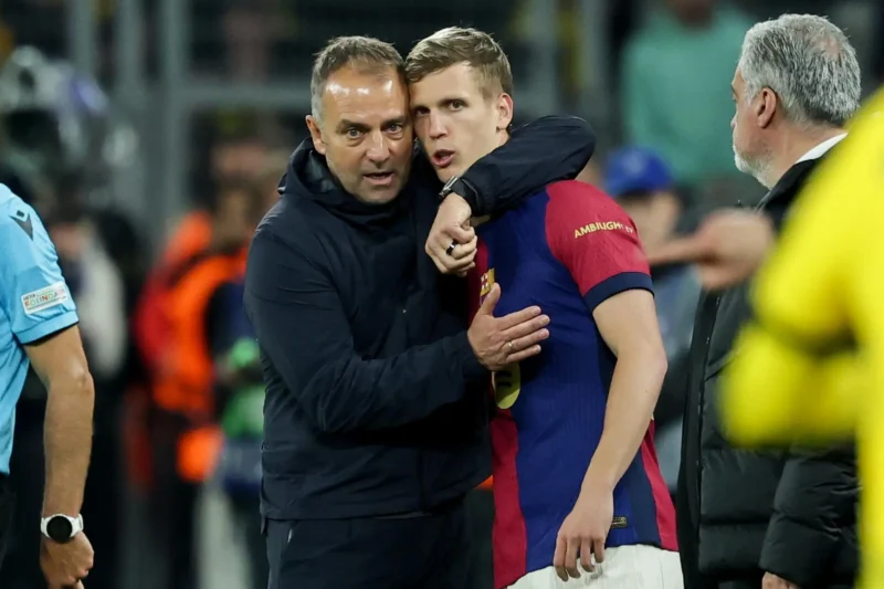 Dortmund (Germany), 15/04/2025.- FC Barcelona head coach Hansi Flick (L) hugs Dani Olmo of Barcelona during the UEFA Champions League quarter-finals, 2nd leg soccer match between Borussia Dortmund and FC Barcelona, in Dortmund, Germany, 15 April 2025. (Liga de Campeones, Alemania) EFE/EPA/FRIEDEMANN VOGEL