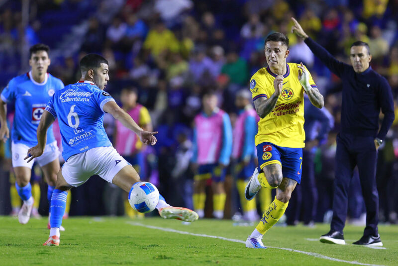 Cruz Azul vs América EN VIVO: Alineaciones, horarios y dónde ver Paul Rodríguez (d) de América disputa un balón con Erick Lira de Cruz Azul este martes, en un juego de ida por los cuartos de final de la CONCACAF Champions Cup 2025 en el estadio Ciudad de los Deportes en la Ciudad de México (México). EFE/ Sáshenka Gutiérrez