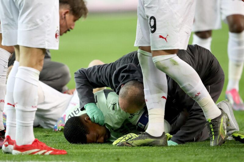 El portero del Milan Mike Maignan se lesionó durante el partido de fútbol de la Serie A italiana Udinese Calcio vs AC Milan en el Estadio Friuli - Bluenergy en Udine, Italia. EFE/EPA/Gabriele Menis