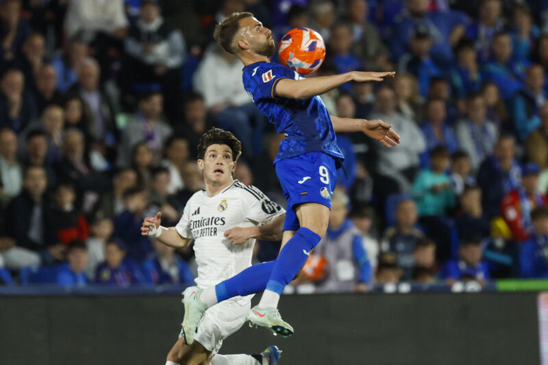 ¡Rayados busca nuevo fichaje bomba y si, es español y juega en LaLiga! El delantero del Getafe, Borja Mayoral (d), intenta controlar el balón ante el defensa del Real Madrid, Fran García, durante el encuentro correspondiente a la jornada 33 de Laliga EA Sports que disputan hoy miércoles Getafe y Real Madrid en el Coliseum de la localidad madrileña. EFE / Juanjo Martín.