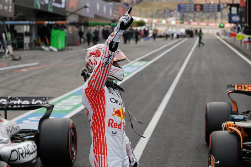 El piloto neerlandés de Red Bull, Max Verstappen, celebra tras terminar en primer lugar en la clasificación para el Gran Premio de Japón de Fórmula 1 2025 en el Circuito de Suzuka. EFE/EPA/FRANCK ROBICHON