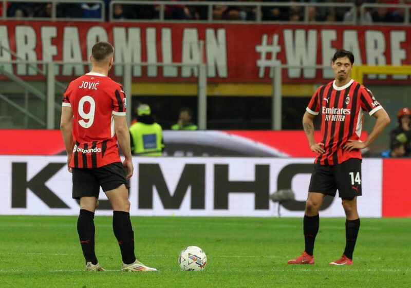0-1. El Atalanta deja al Milan sin margen de error El jugador del AC Milan Luka Jovic y su compañero Tijjani Rejjnders se lamentan durante el partido que han jugado AC Milan y Atalanta en el Giuseppe Meazza Stadium en Milan, Italia. EFE/EPA/Roberto Bregani