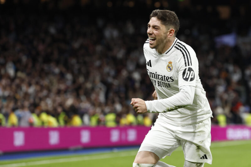El delantero del Real Madrid Federico Valverde celebra su gol ante el Athletic Club, en el partido de la jornada 32 de LaLiga que Real Madrid y Athletic Club de Bilbao disputaron en el estadio Santiago Bernabéu, en Madrid. EFE/Chema Moya