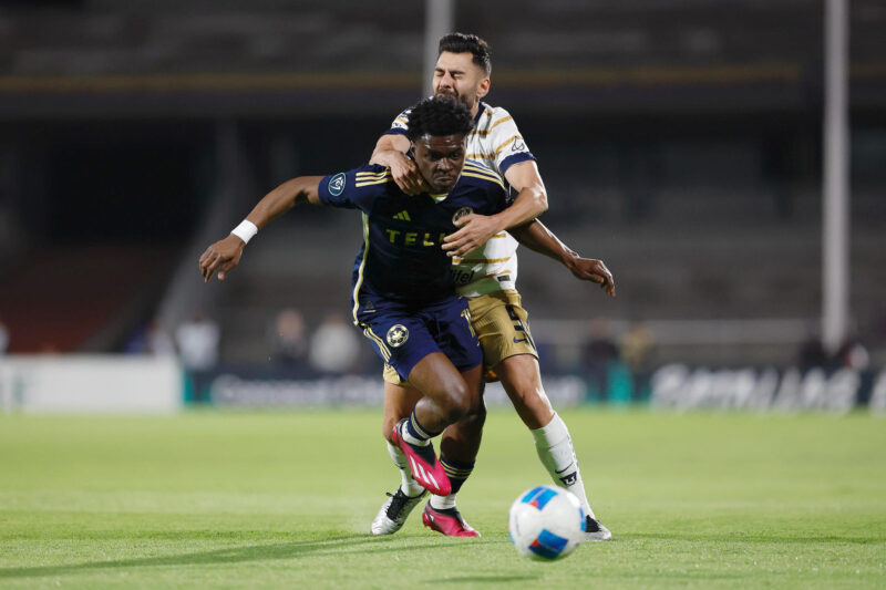Rubén Duarte (d) de Pumas disputa un balón con Edier Ocampo (i) de Vancouver Whitecaps este miércoles, durante el partido de vuelta de cuartos de final de la Copa Concacaf entre Pumas y Vancouver Whitecaps en el estadio Olímpico Universitario de Ciudad de México (México). EFE/ Sáshenka Gutiérrez