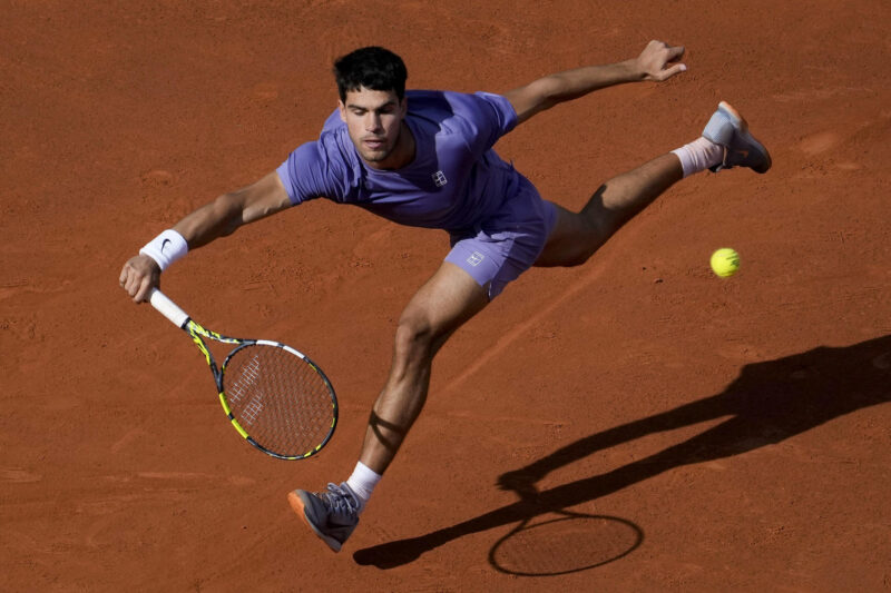 El tenista español Carlos Alcaraz durante el partido de cuartos de final del Barcelona Open Banc Sabadell-Trofeo Conde de Godó disputado ante el australiano, Álex de Miñaur, este viernes en Barcelona. EFE/ Enric Fontcuberta